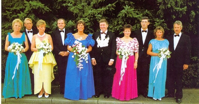 🕰️ 1980–1989 – zehn Jahre, zehn Königspaare, unzählige Erinnerungen! 👑🎉 Den aktuellen KI-Trend „Bild aus den 80ern“ können…